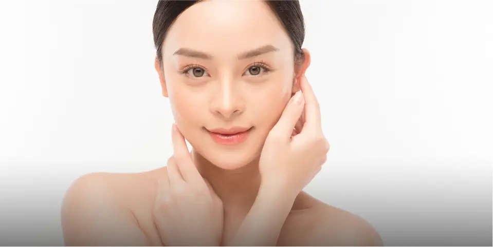 こちらを見つめる女性モデル