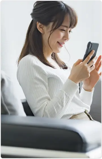 スマートフォンをいじっている女性